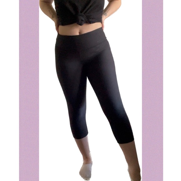 Small Black Cropped Nike Leggings (only worn a couple times) - Picture 2 of 7